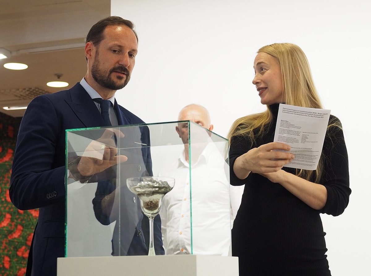 Haakon besøker en utstilling ved NTNU i Trondheim i 2019